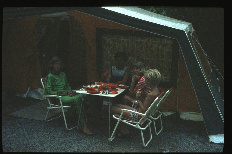 26.Hermagor jun 1976 Mama,Brigitte,Marion,Peter.JPG